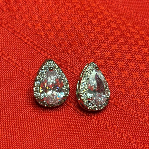unbranded Jewelry - (2)pair of costume earrings